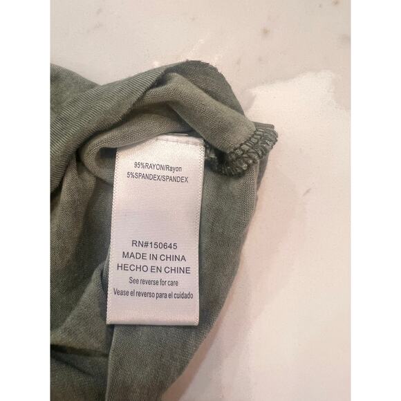 Love 8 3 Women's V Neck Green/Gray Shirt Rayon Spandex Size M EUC - Picture 6 of 6